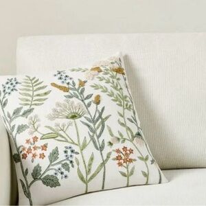 NWOT Set Of 2 Pottery Barn Botanical Embroidered Pillowcases